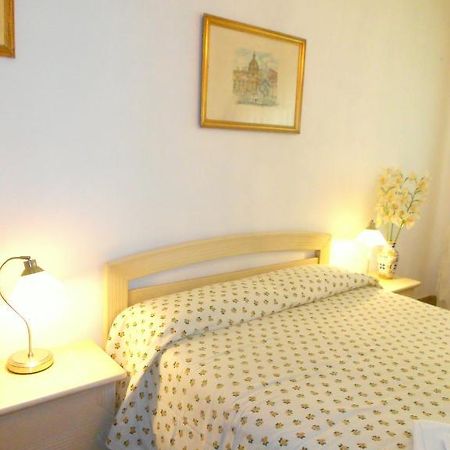 A Casa Chiecchi B&B ローマ エクステリア 写真