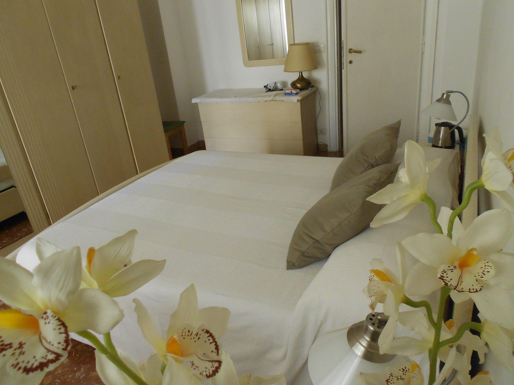 A Casa Chiecchi B&B ローマ エクステリア 写真